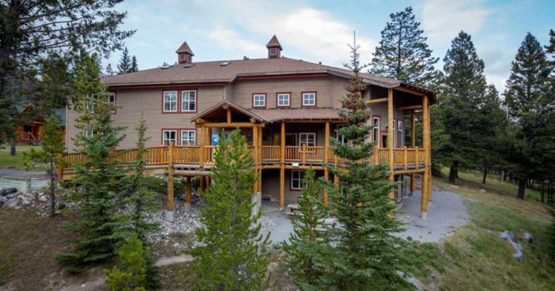 A taste of lodge life with wildlife viewing opportunities 